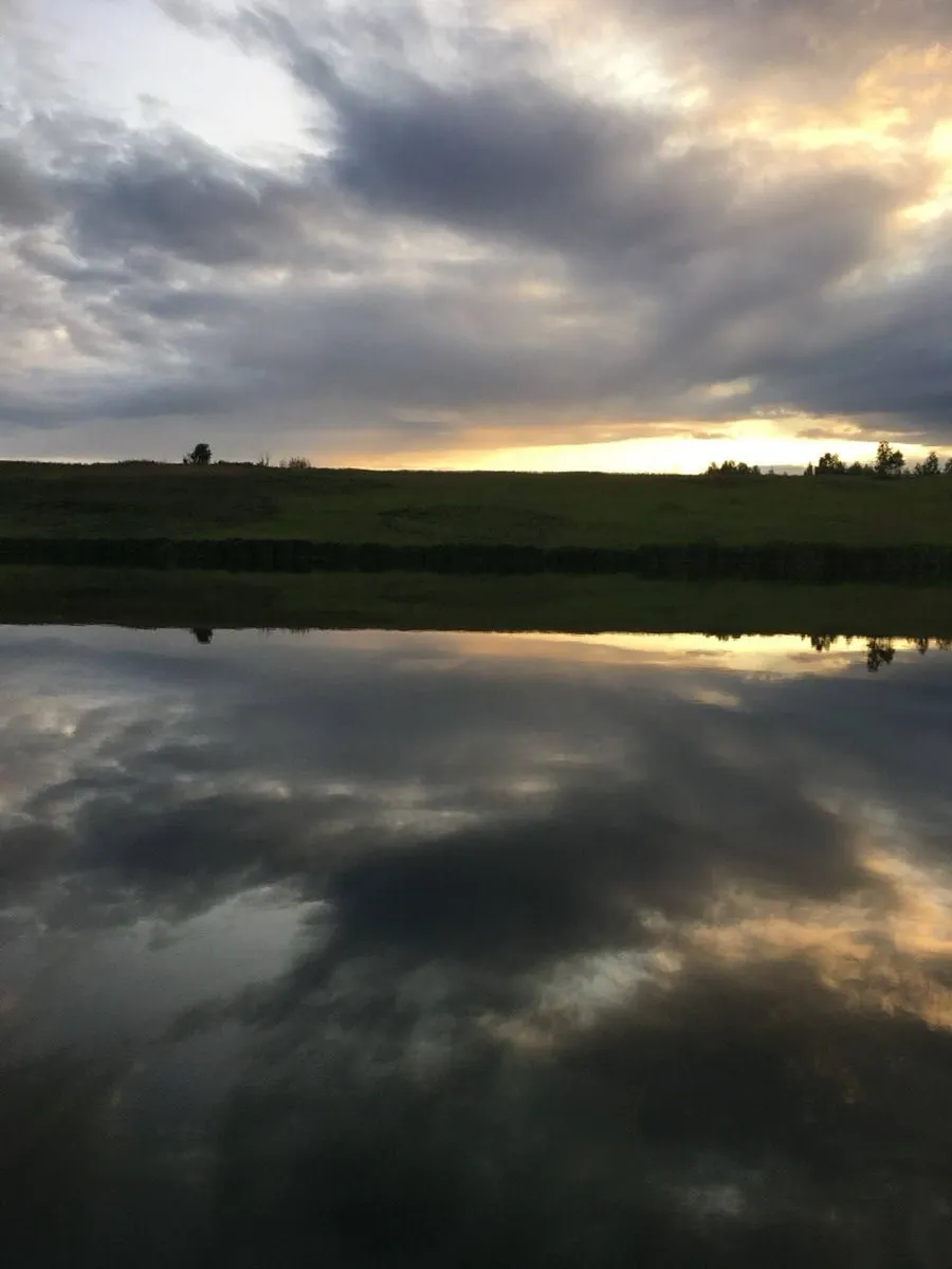 Драматичное небо над водой